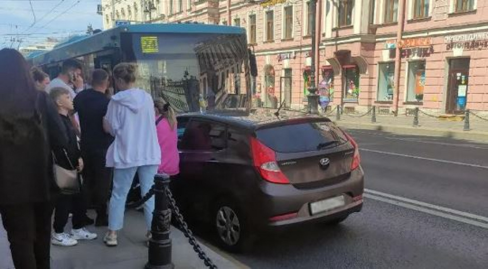 Hyundai выехал на встречку и врезался в автобус на Невском