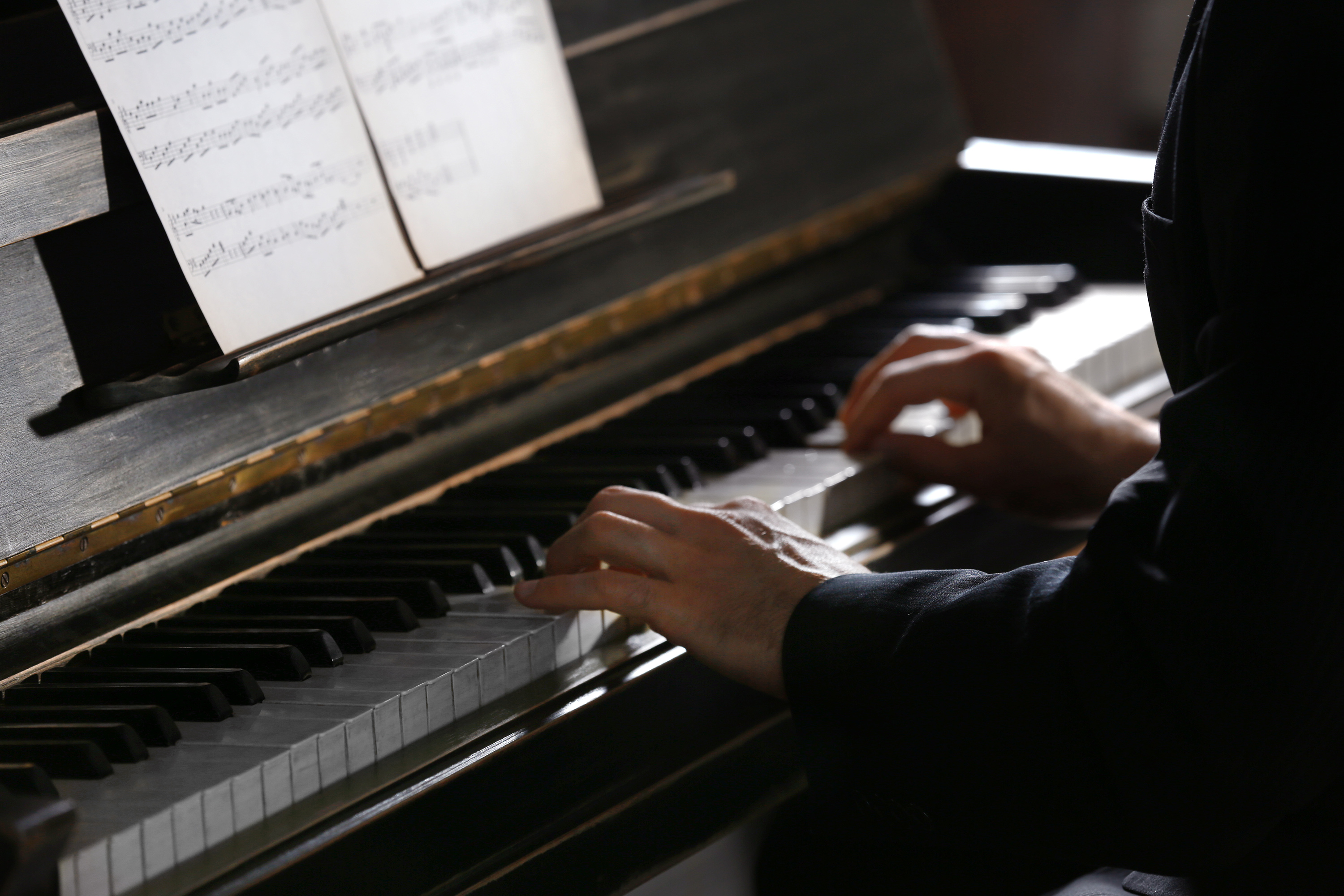 When playing the piano. Руки мужские с часами на фортепиано. Боксёр играет на фортепиано. Пианист играет в повязке. The Piano man Project.