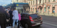 Hyundai выехал на встречку и врезался в автобус на Невском