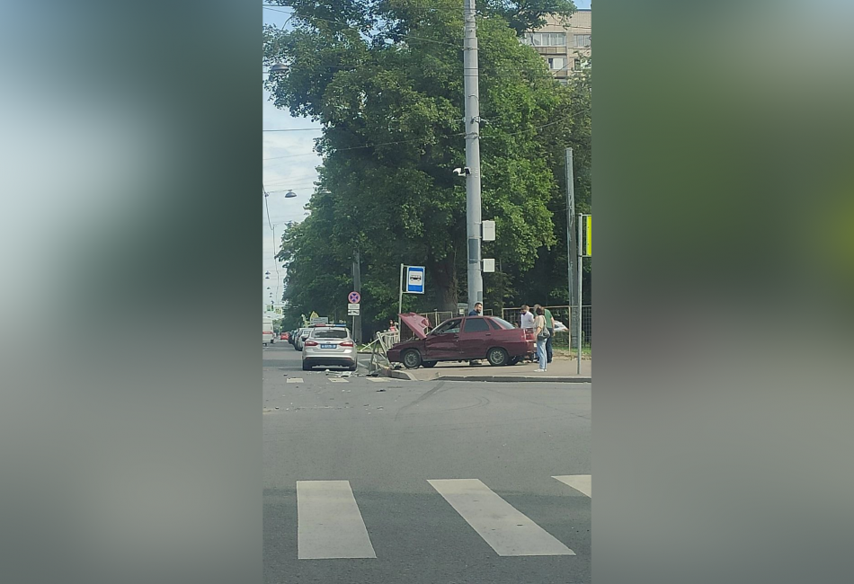 Водитель Lada протаранил ограждение на Институтском проспекте