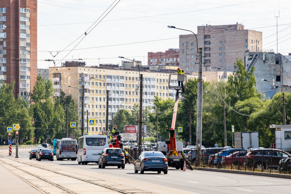 На проспекте Луначарского начали модернизировать систему освещения