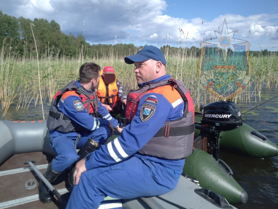 Спасатели вызволили заплутавшего рыбака на озере Отрадное под Приозерском