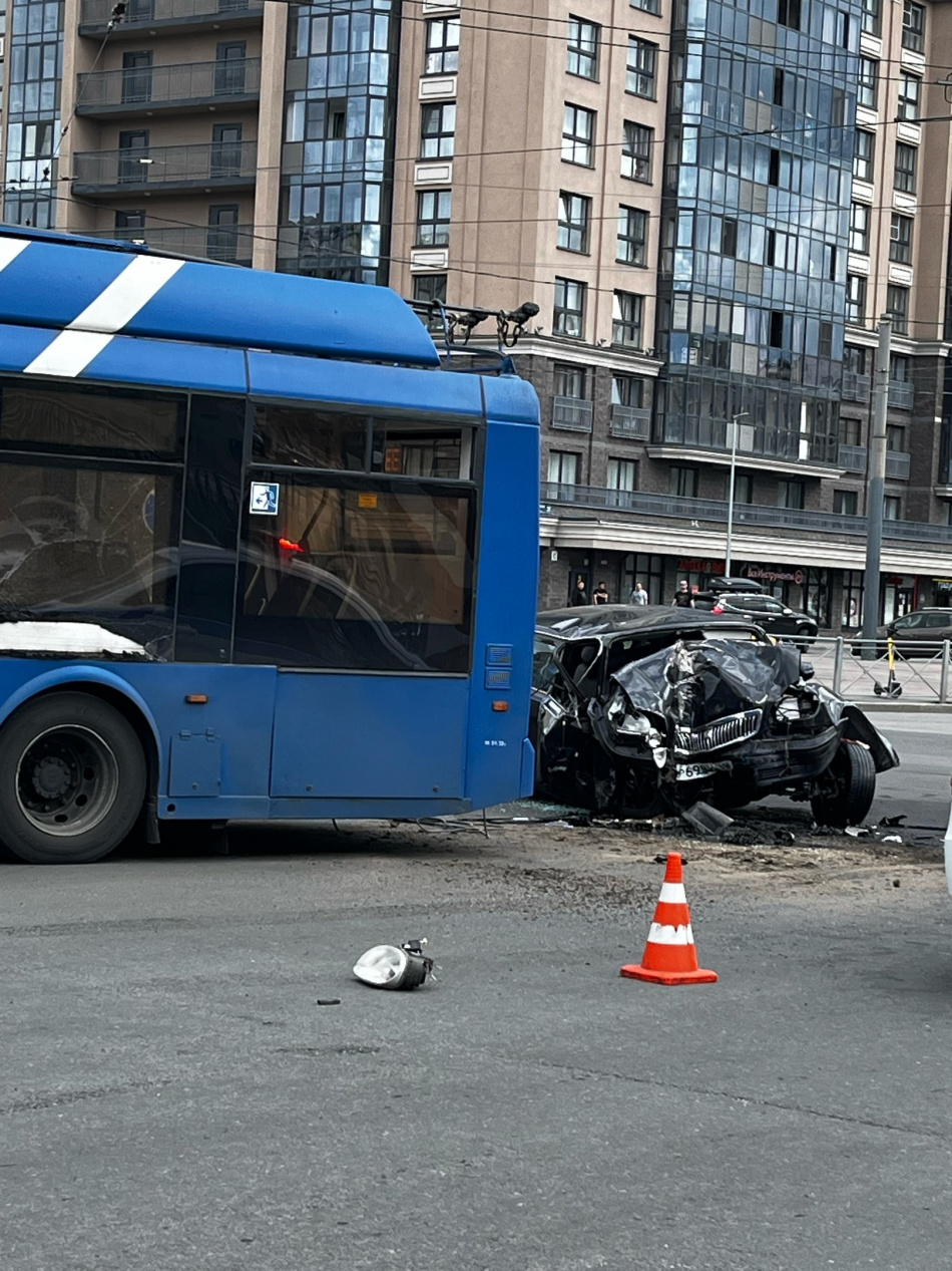 Легковушка протаранила троллейбус в Петербурге, пострадали три человека