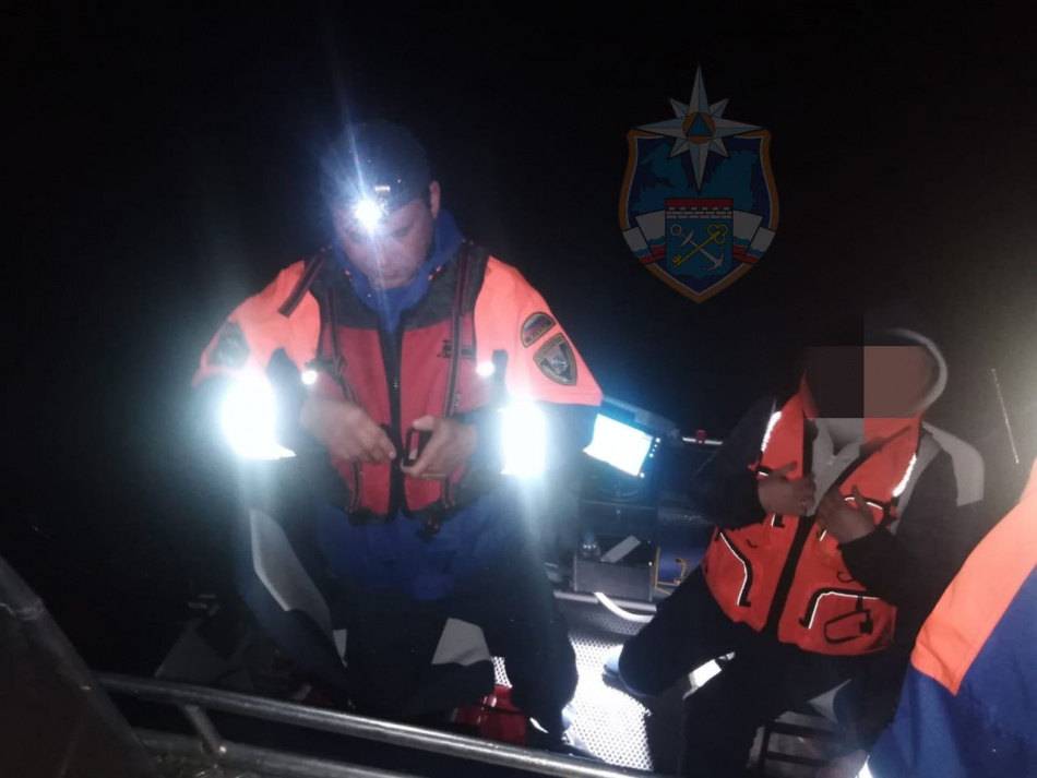 Заглохшую лодку с женщиной на борту нашли ночью в реке Волхов