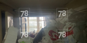 Залежи мусора с человеческий рост нашли в квартире на Кузнецова