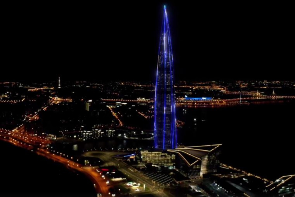 «Лахта Центр» в честь Дня ВМФ включила включит синюю праздничную подсветку