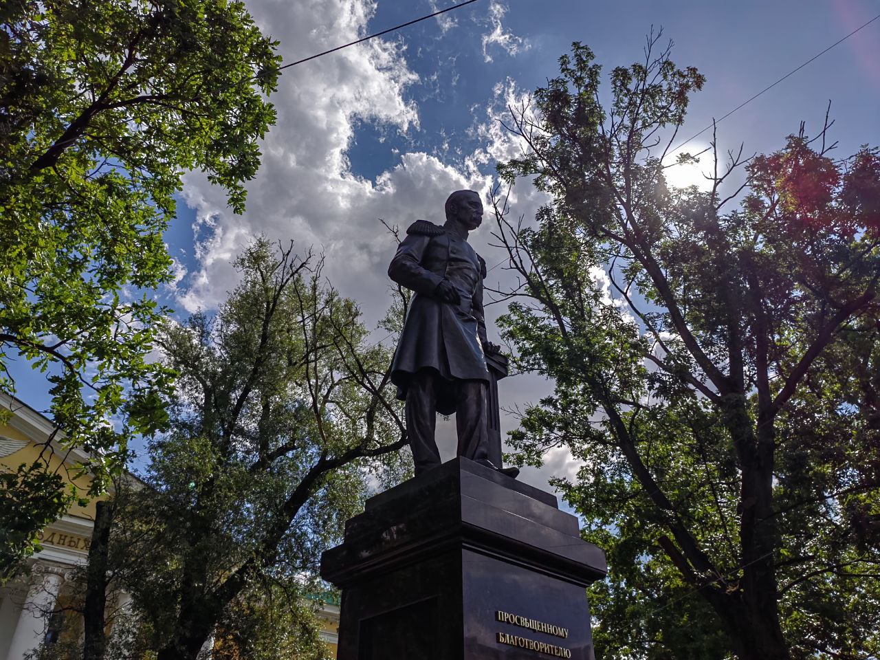 У Мариинской больницы открыли памятник принцу Ольденбургскому