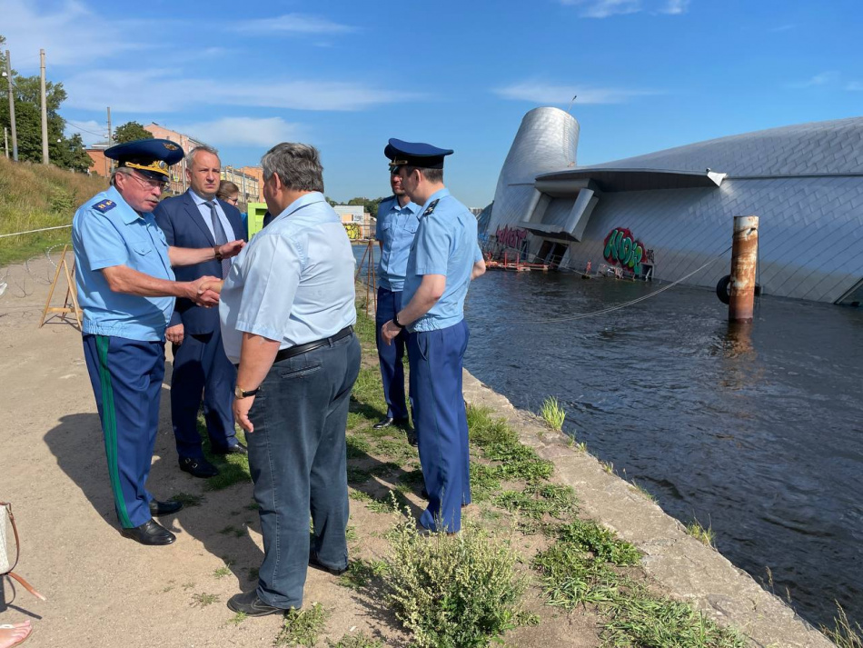 Из ресторана «Серебряный кит» на Октябрьской набережной откачивают воду