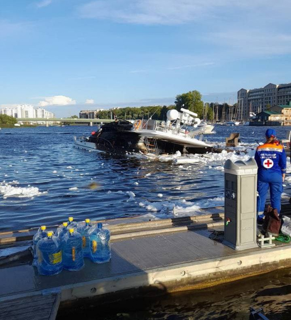 Вспыхнувшая на Крестовском острове яхта пошла ко дну