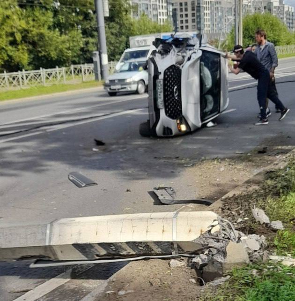 Каршеринг протаранил столб на Петергофском шоссе