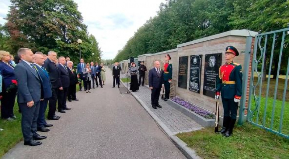 Защищавшим Ленинград героям-севастопольцам открыли памятную плиту на Пискаревском кладбище