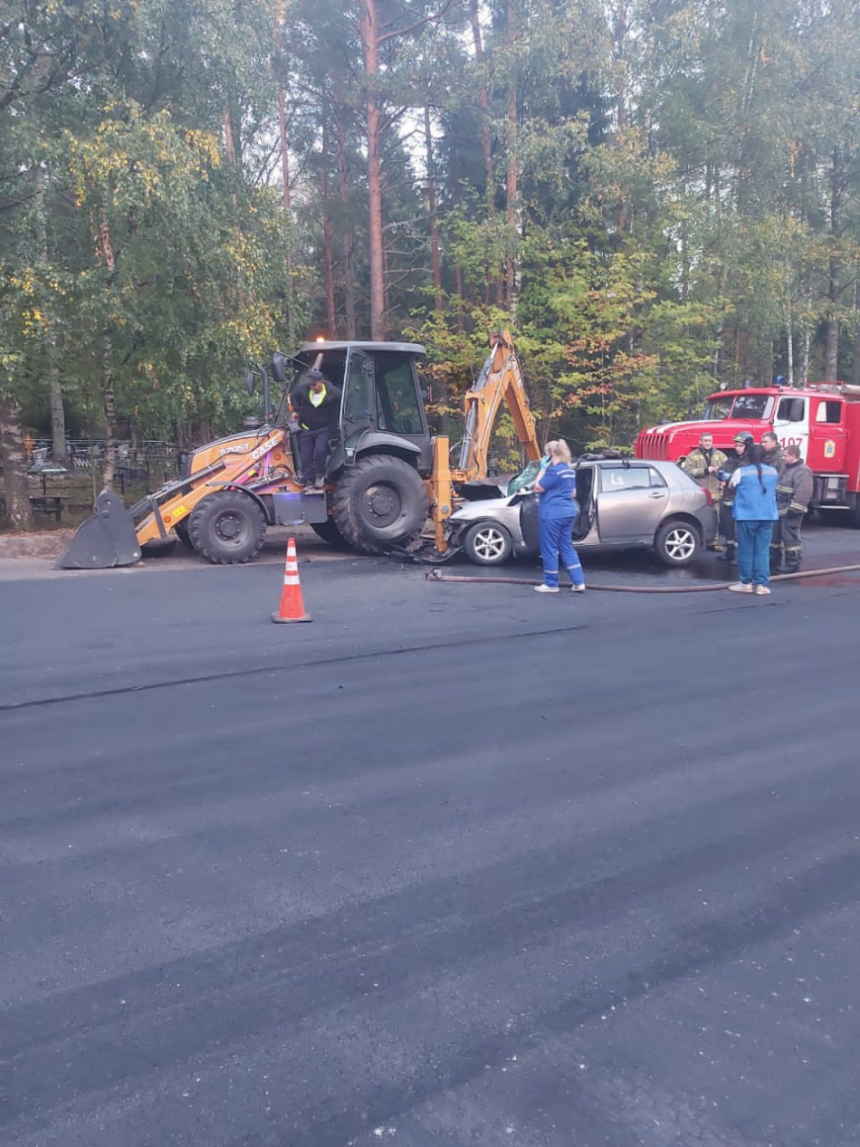 Иномарка влетела в дорожный трактор в Ленобласти, водитель погиб