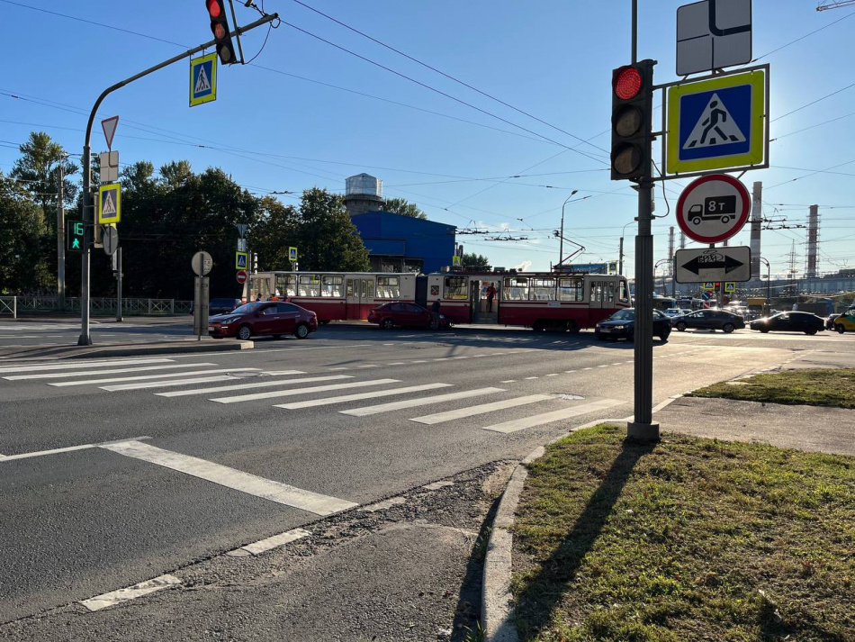 Попавший в ДТП трамвай на углу Зенитчиков и Кронштадтской перекрыл дорогу
