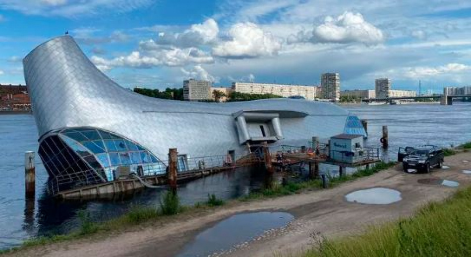 В Петербурге начали демонтировать ресторан-дебаркадер «Серебряный кит»