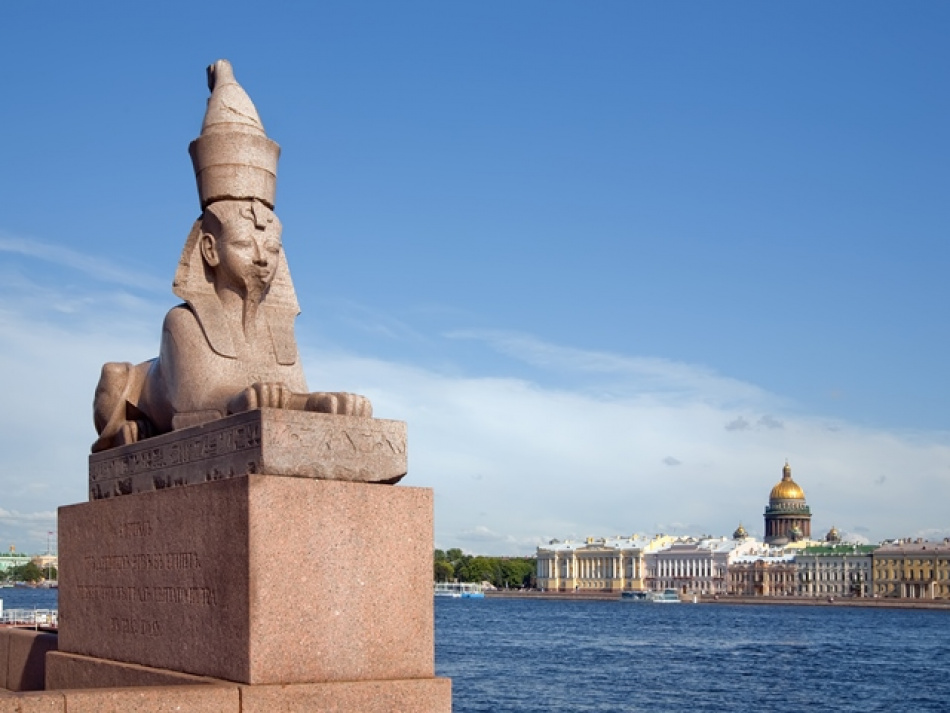 Туристы стремятся осенью в Петербург и Казань