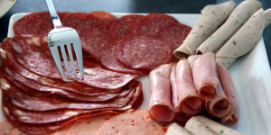 Опасная колбаса появилась на прилавках магазинов в России