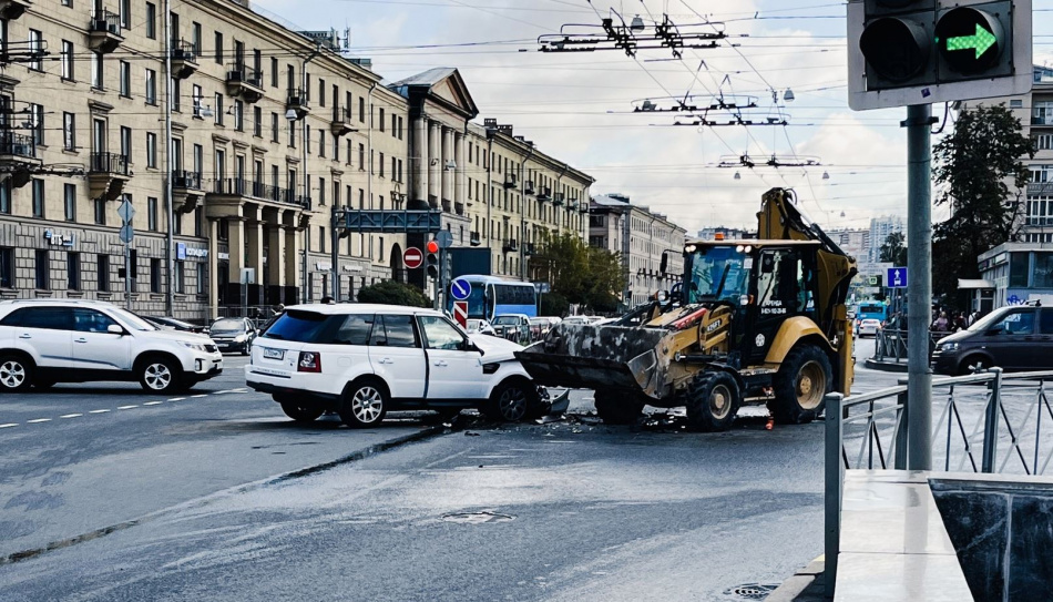 Водитель пострадал в аварии с трактором на Лесном проспекте