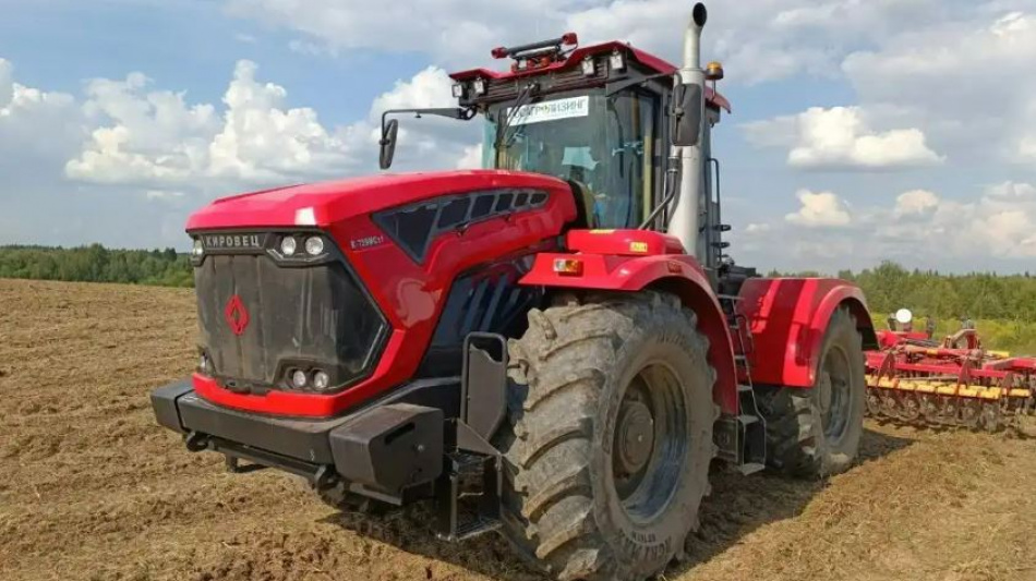 Тракторный завод в Петербурге выпустит меньше машин из-за удешевления зерна