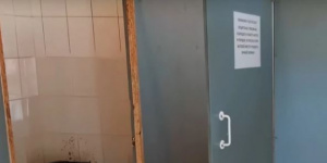 Блогеры раскрывают: на Серафимовском кладбище сменили директора после видео с загаженным туалетом