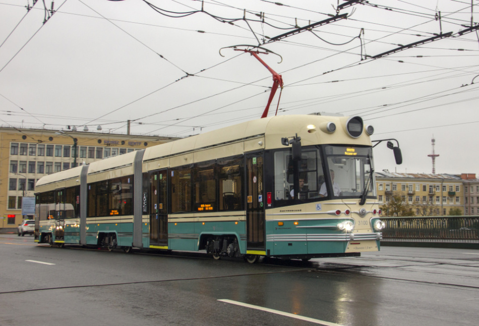 В Петербурге на линию вышел новый трамвай «Достоевский»