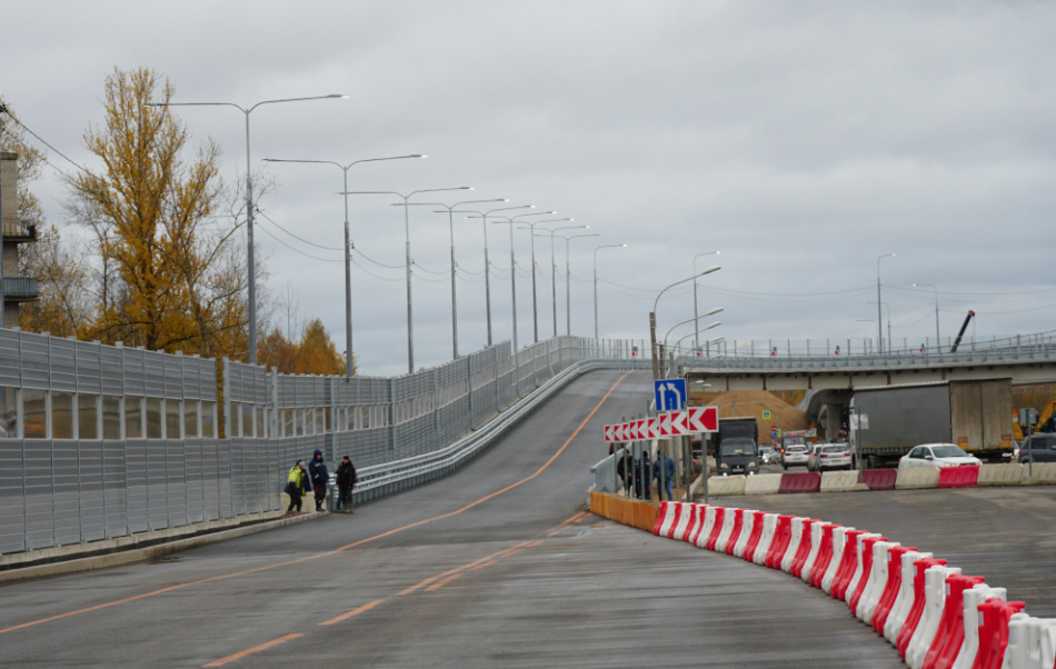 В Колпинском районе открыли движение по новому путепроводу