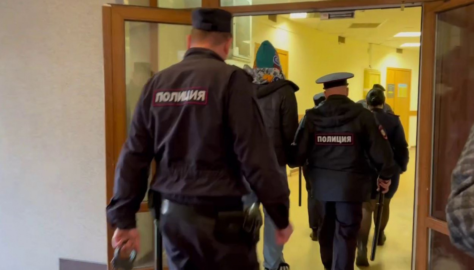 Двух юношей из азербайджанской мафии в Петербурге выдворят из России