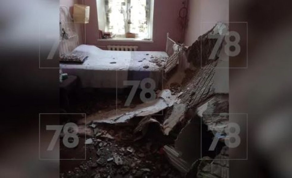 В историческом доме на Введенской улице потолок рухнул из-за прорыва трубы