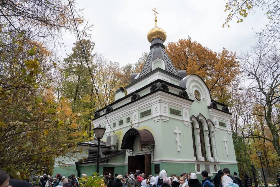 Патриарх Кирилл освятил храм Воскресения Христова на Смоленском кладбище в Петербурге