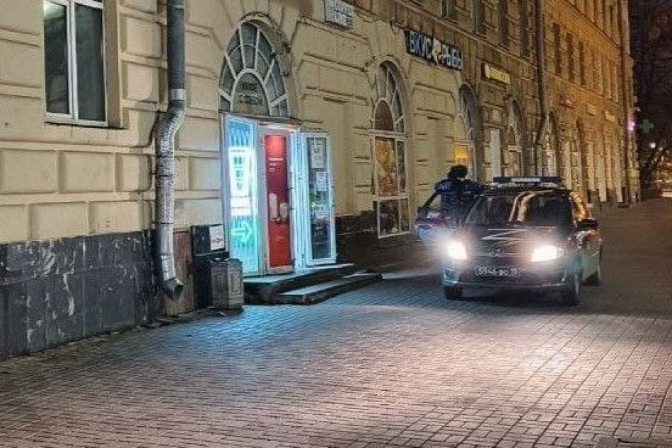 Пьяный житель Петербурга пытался проникнуть в магазин на проспекте Стачек