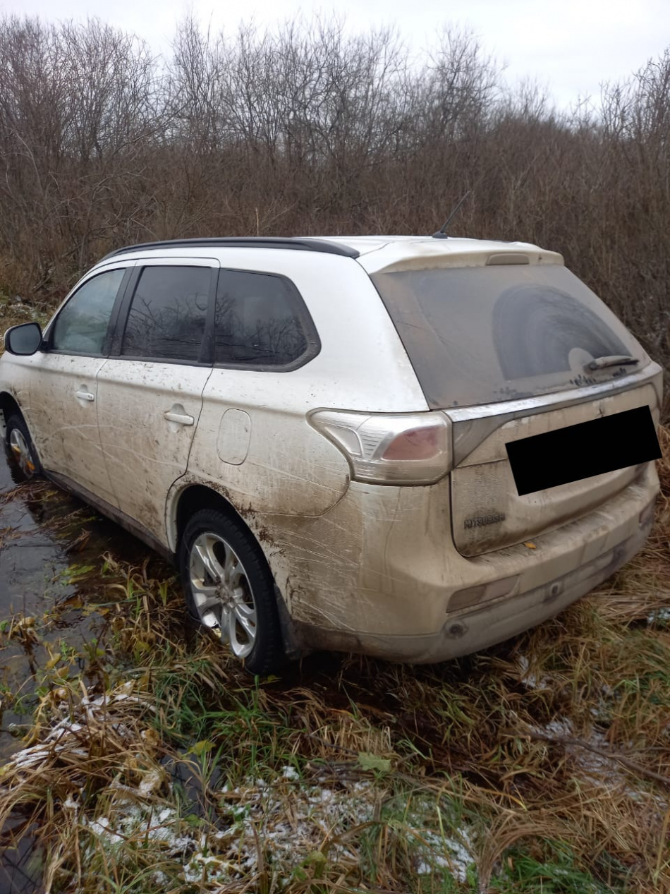 Угнанный в Петербурге Mitsubishi Outlander обнаружили в Псковской области