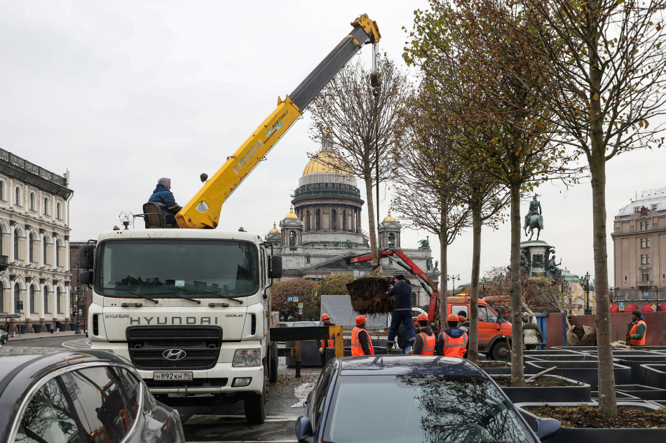 В Петербурге завершили демонтаж сада-трансформера на Исаакиевской площади