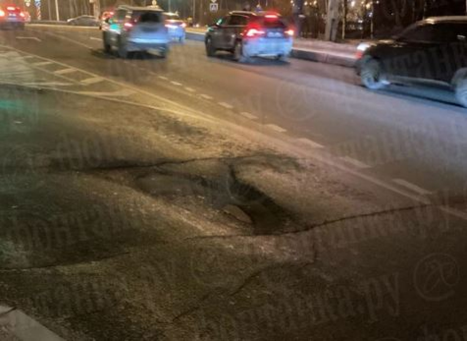 Есть машина и нет проблем: Власти Петербурга отчитались о заделанной яме, прикрыв ее машиной
