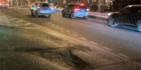 Есть машина и нет проблем: Власти Петербурга отчитались о заделанной яме, прикрыв ее машиной