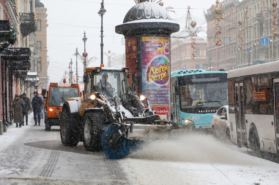 Коммунальные службы Петербурга очищали город от снега всю ночь