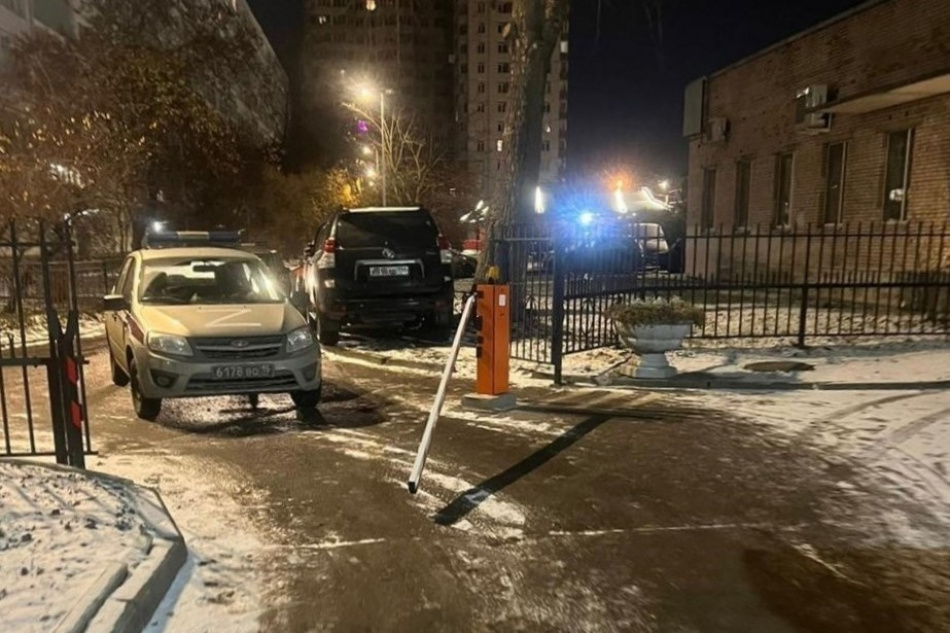 Хулиганы сломали шлагбаум на территории ЖК на проспекте Славы