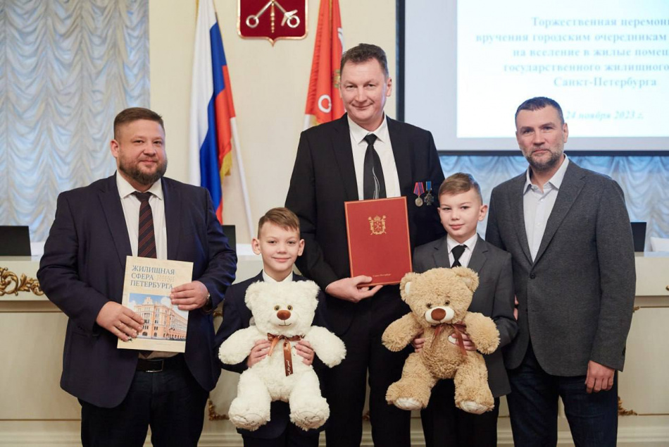 Свыше 20 семей получили ключи от новых квартир в Петербурге