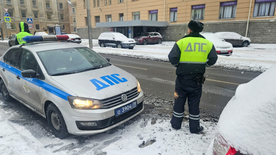 Машина вместе с пассажиркой в наручниках врезалась в отбойник на КАД