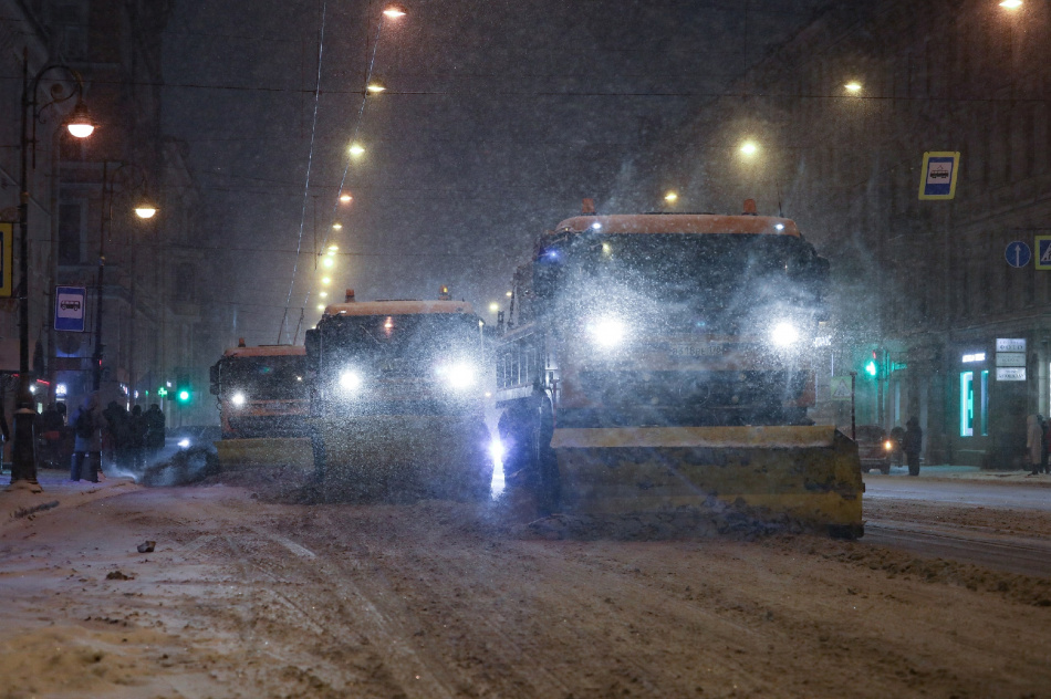 Свыше 1,3 тыс. техники и специалистов трудились на улицах Петербурга ночью