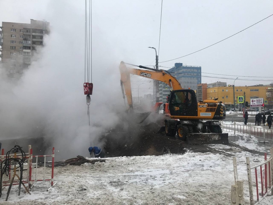 На пересечении улицы Крыленко и проспекта Большевиков произошла коммунальная авария