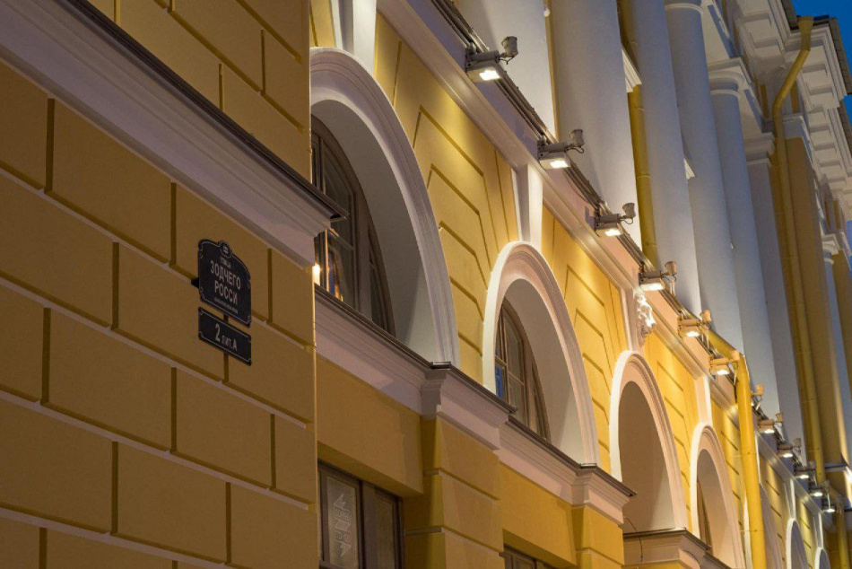 На площади Островского и улице Зодчего России восстановили художественную подсветку двух домов