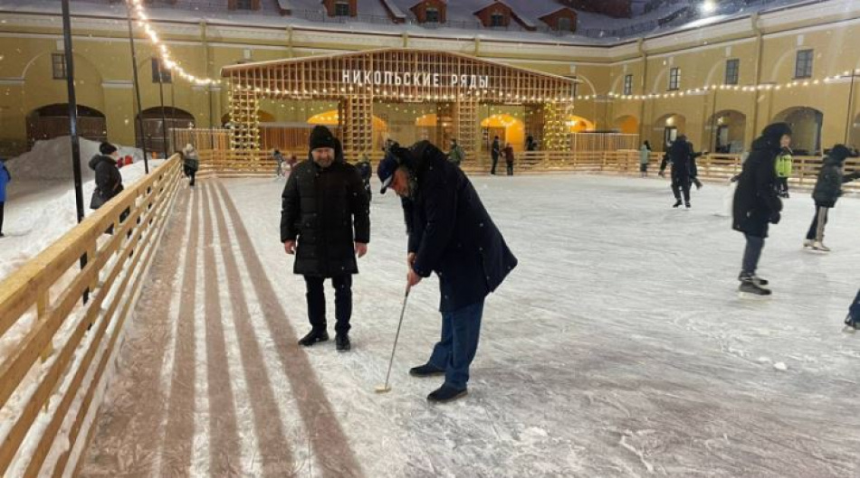 Каток с мини-гольфом открыли в Никольских рядах в Петербурге