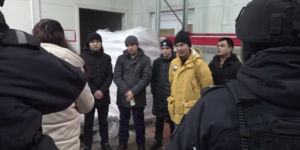 Облаву на мигрантов устроили на предприятиях в Петербурге