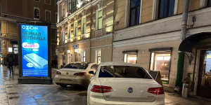 Комтранс: люди в светоотражающих жилетах незаконно за деньги паркуют водителей у БКЗ