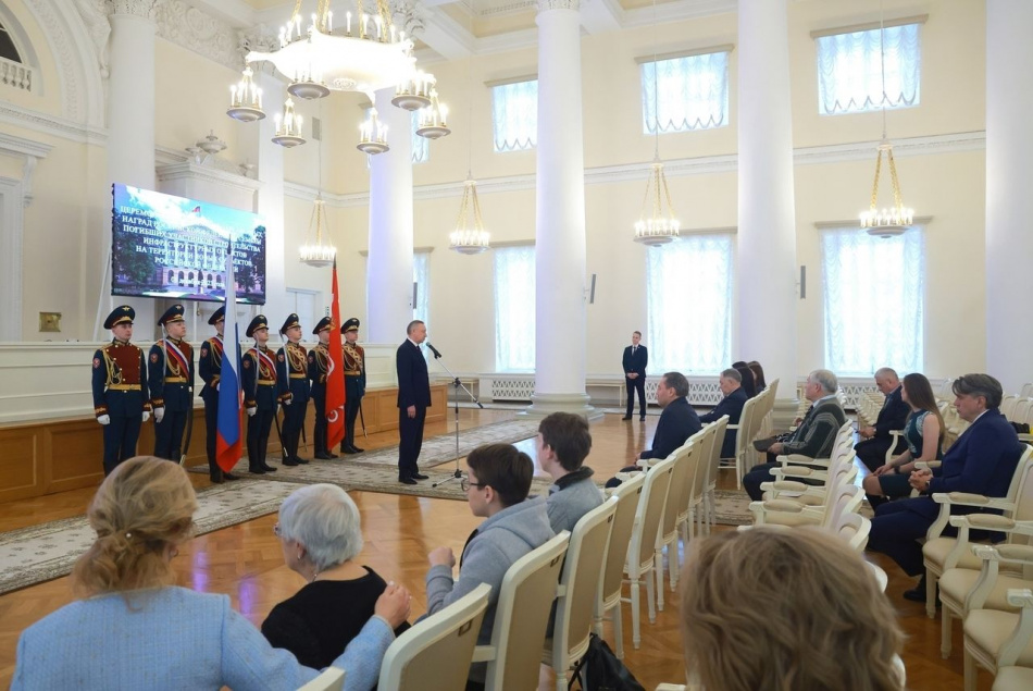 В Смольном вручили Ордена Мужества родственникам погибших петербургских строителей