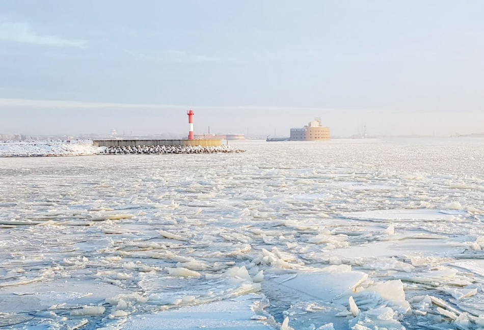 Петербуржцам напомнили о неоправданном риске для жизни при выходе на лёд в потепление