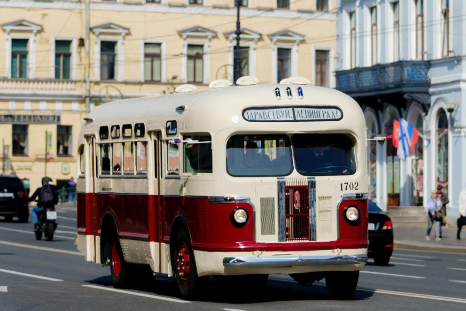 Ретроавтобус ЗИЛ-155Г из музея Петербурга стал памятником науки и техники