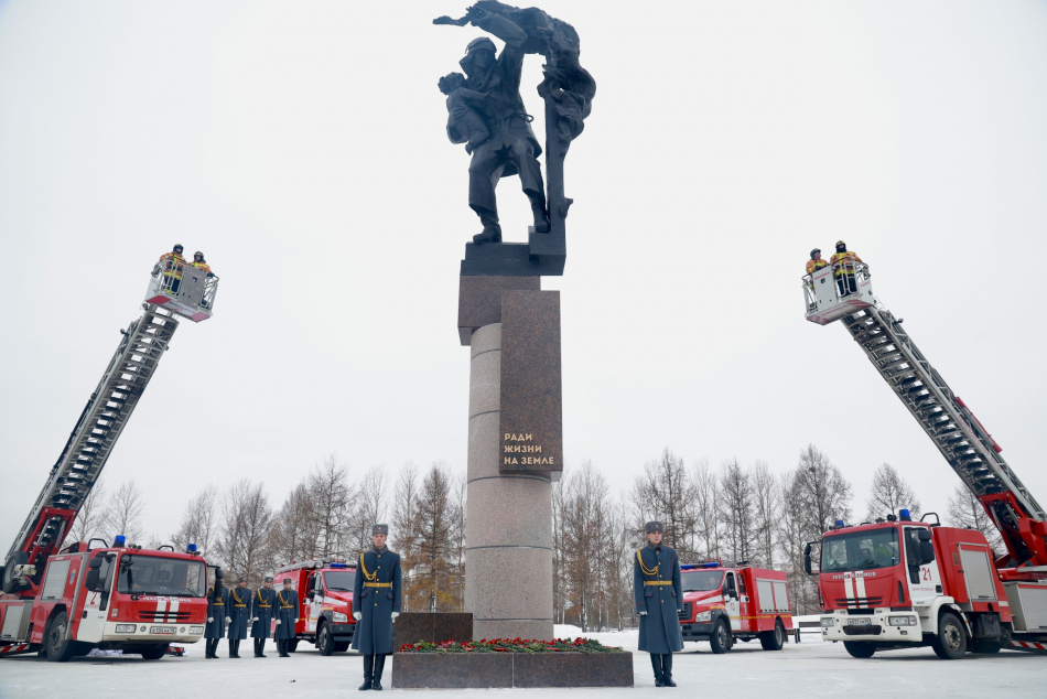 Монумент в честь спасателей и огнеборцев открыли в парке Героев-Пожарных