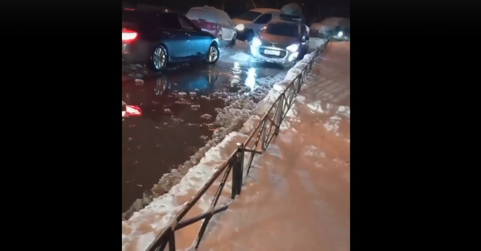 Холодная вода из-за коммунальной аварии затопила улицу Подвойского