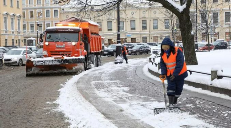 Последствия снегопада в Петербурге убирают около 900 машин
