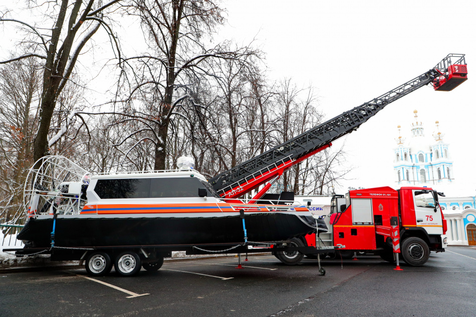 Пожарно-спасательному гарнизону Петербурга передали новую технику